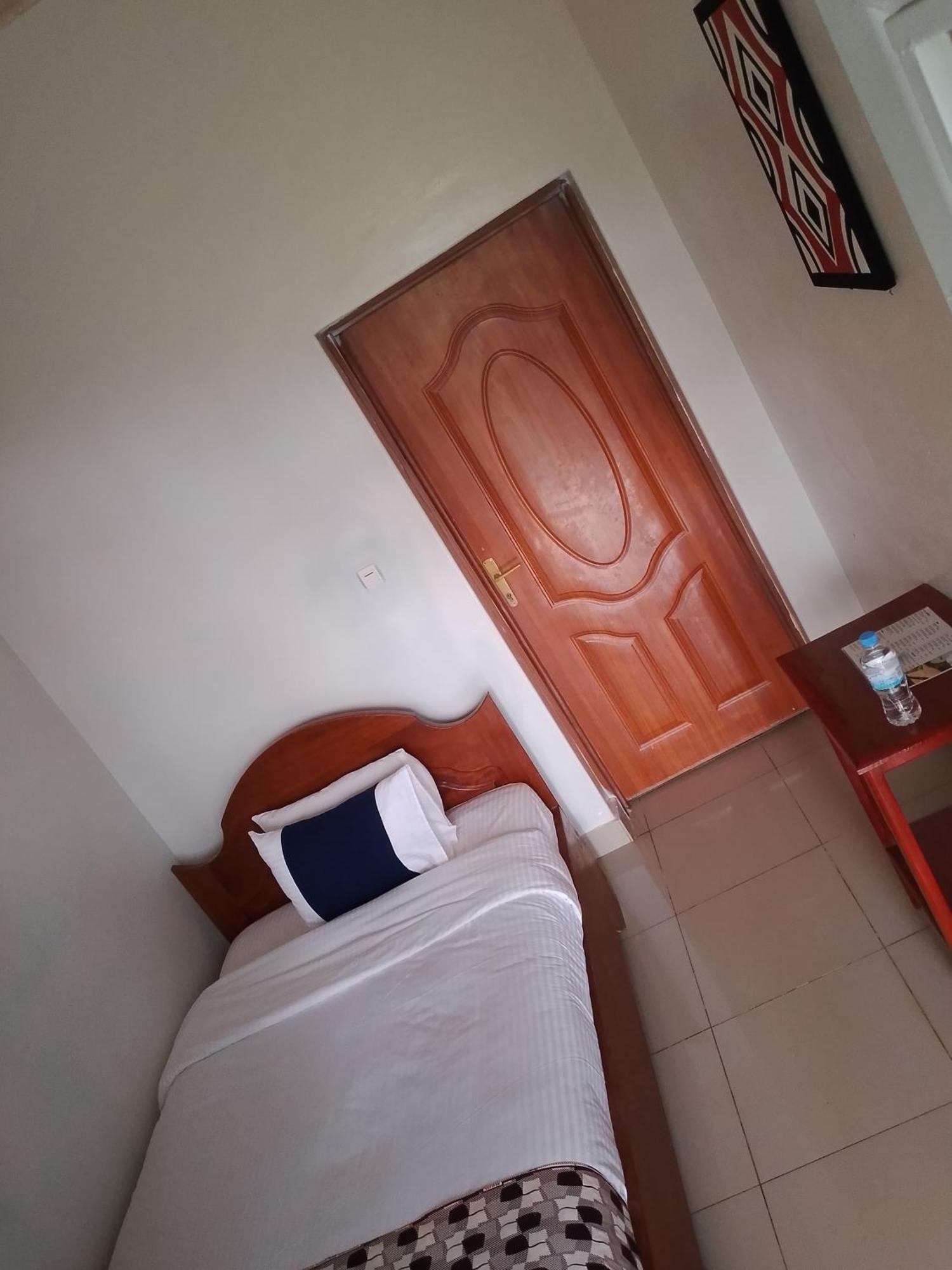 Ear Ken Barham Guesthouse Rwumba Exterior photo